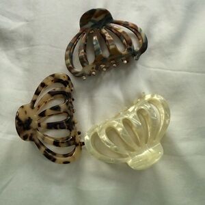 Anthropologie Tortoise and Cream Hair Claw Set